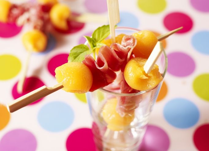 Brochettes de melon mariné